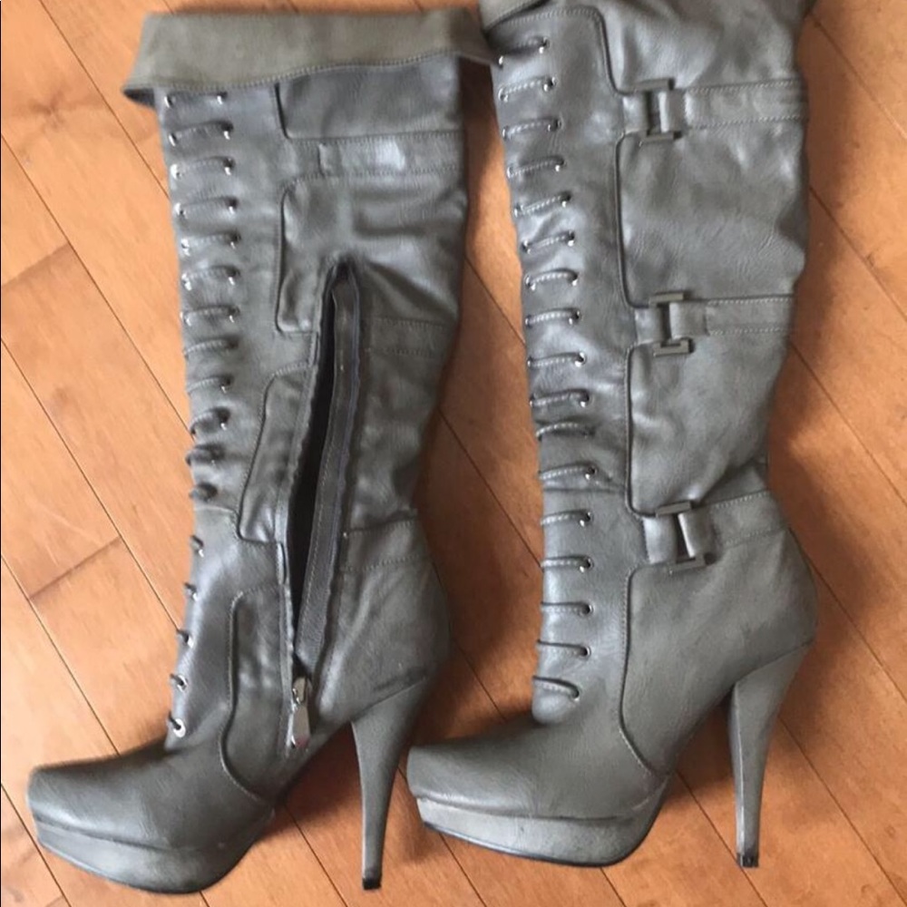 Gorgeous meravigolos boots wore once smoke free